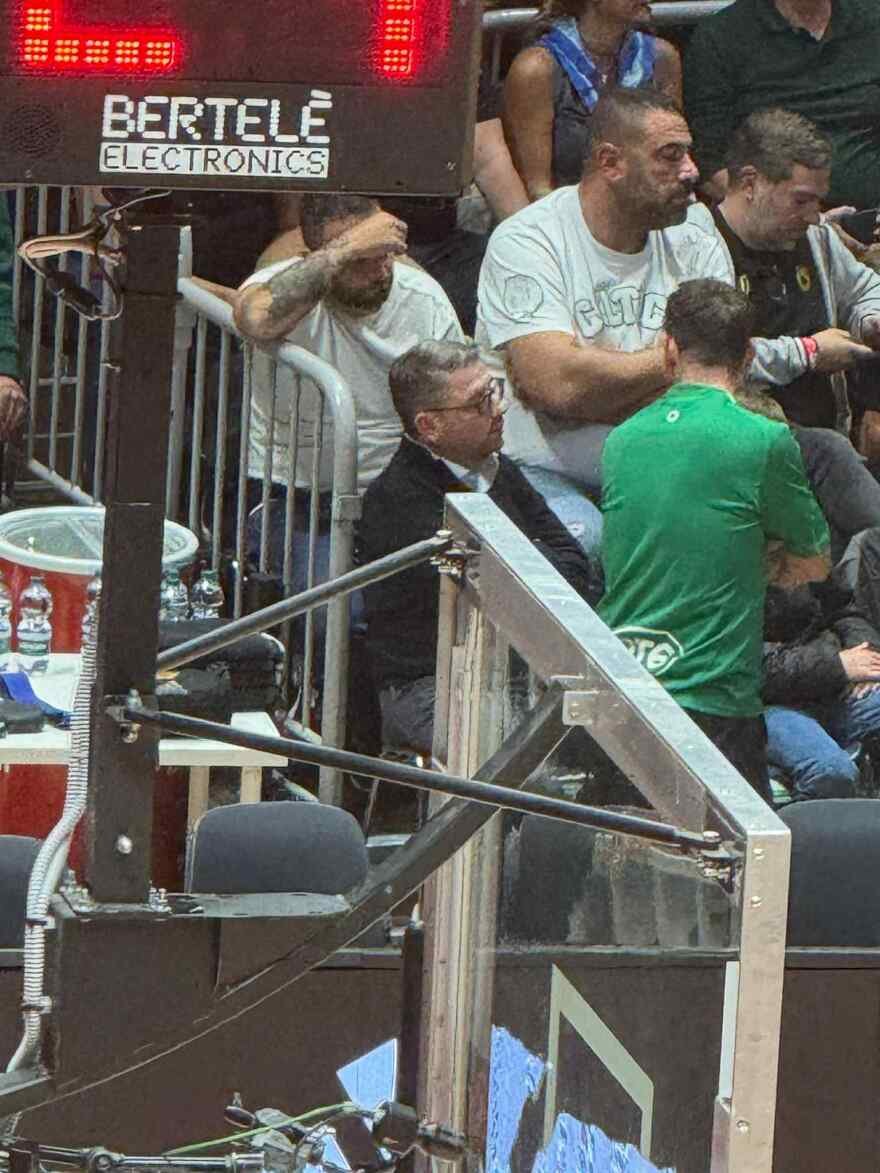 Μια σειρά άδεια καθίσματα: Απούσα η αντιπολίτευση από την κηδεία του Διονύση Σαββόπουλου