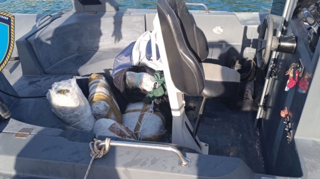 Ηγουμενίτσα:-Το-λιμενικό-διέσωσε-50χρονο-από-σκάφος-που-βυθιζόταν-–-Είχε-μαζί-του-135-κιλά-κάνναβης Ηγουμενίτσα:-Το-λιμενικό-διέσωσε-50χρονο-από-σκάφος-που-βυθιζόταν-–-Είχε-μαζί-του-135-κιλά-κάνναβης