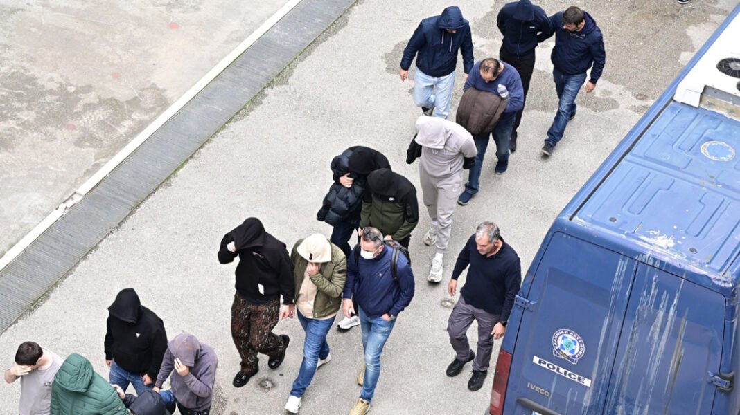 ΟΠΕΚΕΠΕ:-Στη-φυλακή-τα-δύο-αδέλφια-που-φέρονται-ως-βασικά-μέλη-της-εγκληματικής-οργάνωσης-–-Στις-έξι-έφτασαν-οι-προφυλακίσεις ΟΠΕΚΕΠΕ:-Στη-φυλακή-τα-δύο-αδέλφια-που-φέρονται-ως-βασικά-μέλη-της-εγκληματικής-οργάνωσης-–-Στις-έξι-έφτασαν-οι-προφυλακίσεις