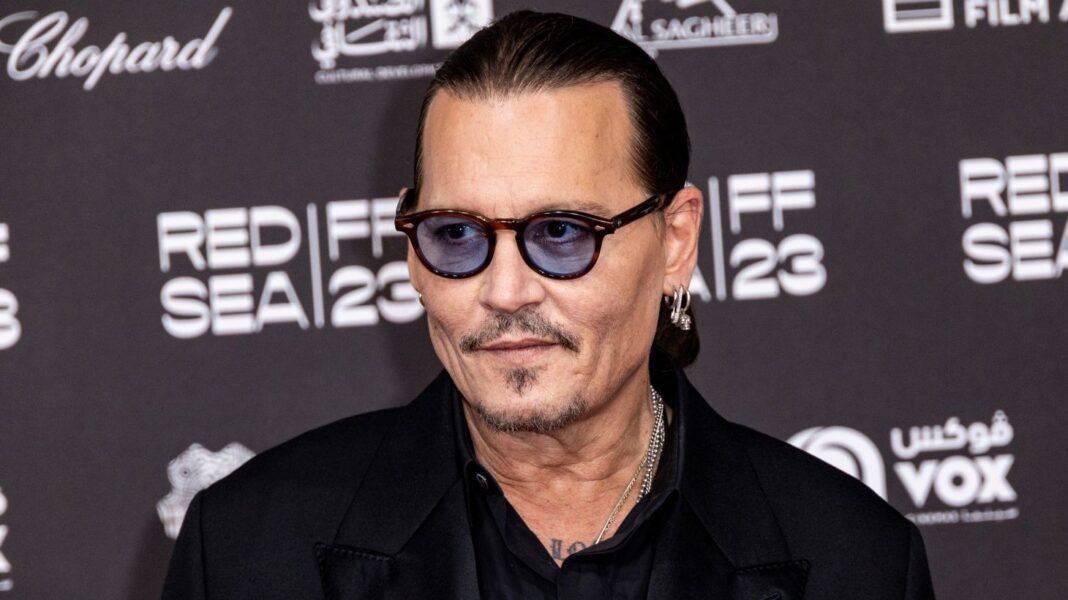 Ο Τζόνι Ντεπ επιστρέφει στο Χόλιγουντ ως Εμπενέζερ Σκρουτζ