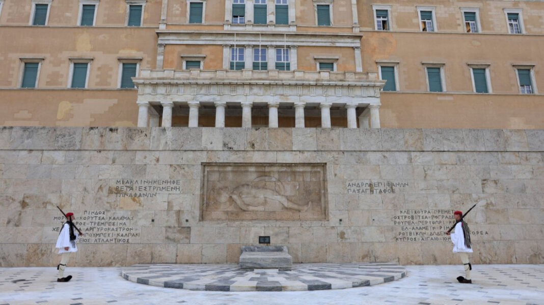 Σε ετοιμότητα για τις παρελάσεις η κυβέρνηση – Η επίθεση από κουκουλοφόρους στον Βορίδη και το βλέμμα στη «σιωπηρή πλειοψηφία»