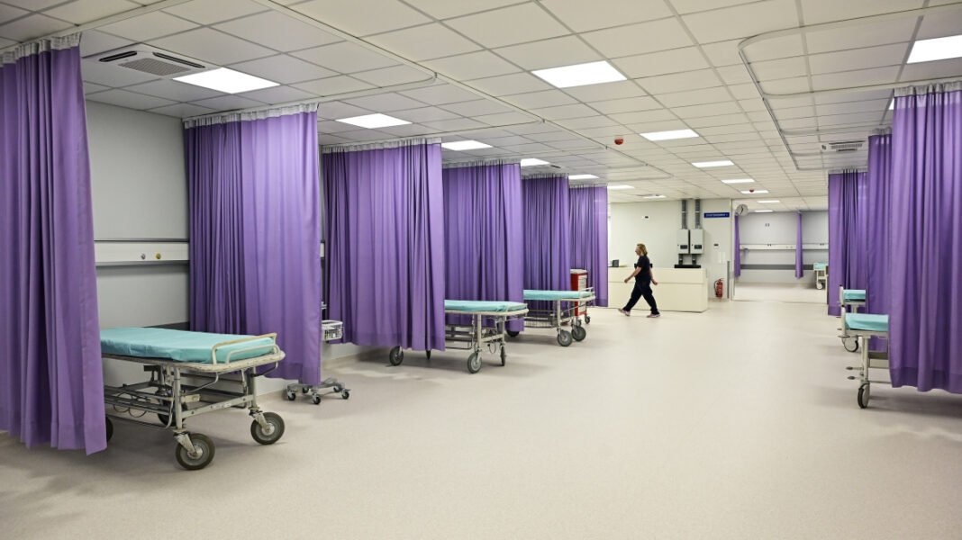 tep.jpg Στις 3:30 ώρες ο μέσος χρόνος εξυπηρέτησης στα ΤΕΠ νοσοκομείων με βραχιολάκια, λέει ο Γεωργιάδης – Μείωση 65% του χρόνου αναμονής