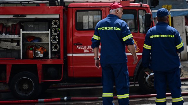 Φωτιά σε αυτοκίνητο στη Λιοσίων, διακοπή της κυκλοφορίας
