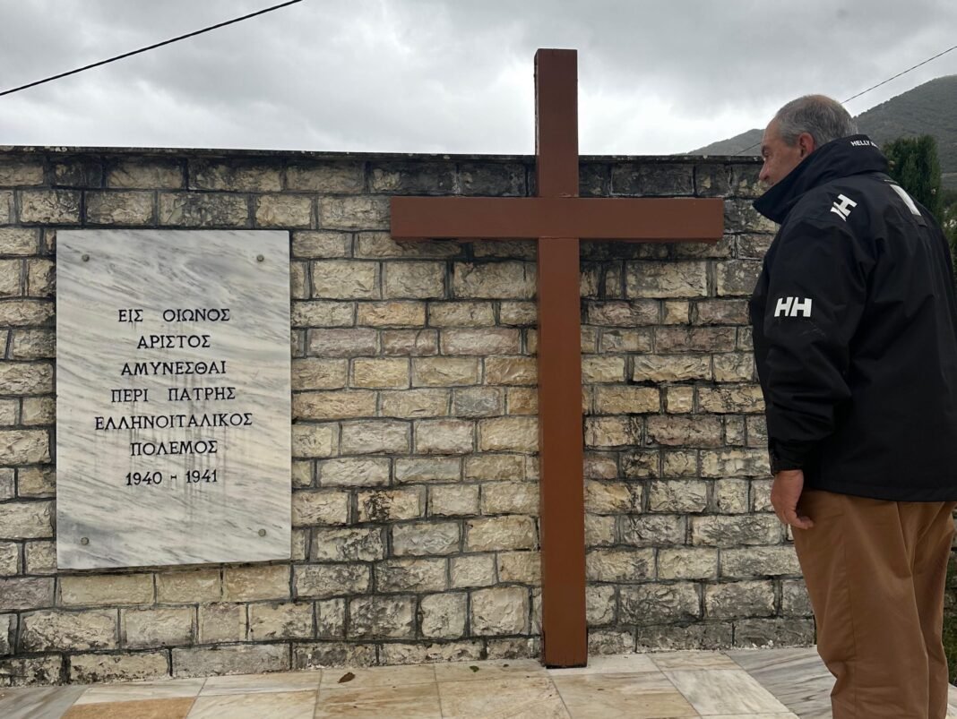 Στη Βόρεια Ήπειρο ο Κώστας Καραμανλής – Απέτισε φόρο τιμής στα μνημεία πεσόντων Ελλήνων στρατιωτών