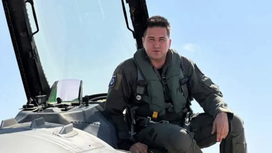 Ο-πιλότος-της-ομάδας-ΖΕΥΣ-που-συγκίνησε-με-το-μήνυμα-για-την-28η-Οκτωβρίου:-Τα-νέα-όπλα-αυξάνουν-θεαματικά-την-αποτελεσματικότητα-μας