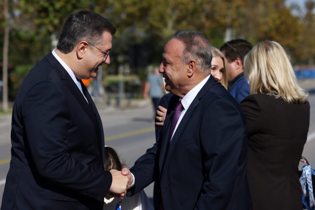 Θεσσαλονίκη-–-Τζιτζικώστας:-«Τιμώντας-την-ιστορία-και-τους-προγόνους-μας,-συνεχίζουμε-με-πίστη-σε-μια-Ελλάδα-ισχυρή,-σε-μια-Ευρώπη-ενωμένη» Θεσσαλονίκη-–-Τζιτζικώστας:-«Τιμώντας-την-ιστορία-και-τους-προγόνους-μας,-συνεχίζουμε-με-πίστη-σε-μια-Ελλάδα-ισχυρή,-σε-μια-Ευρώπη-ενωμένη»