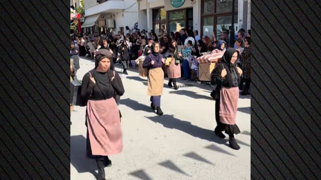 Η-συγκινητική-παρέλαση-αφιερωμένη-στην-προσφορά-των-γυναικών-της-Πίνδου-στον-πόλεμο Η-συγκινητική-παρέλαση-αφιερωμένη-στην-προσφορά-των-γυναικών-της-Πίνδου-στον-πόλεμο