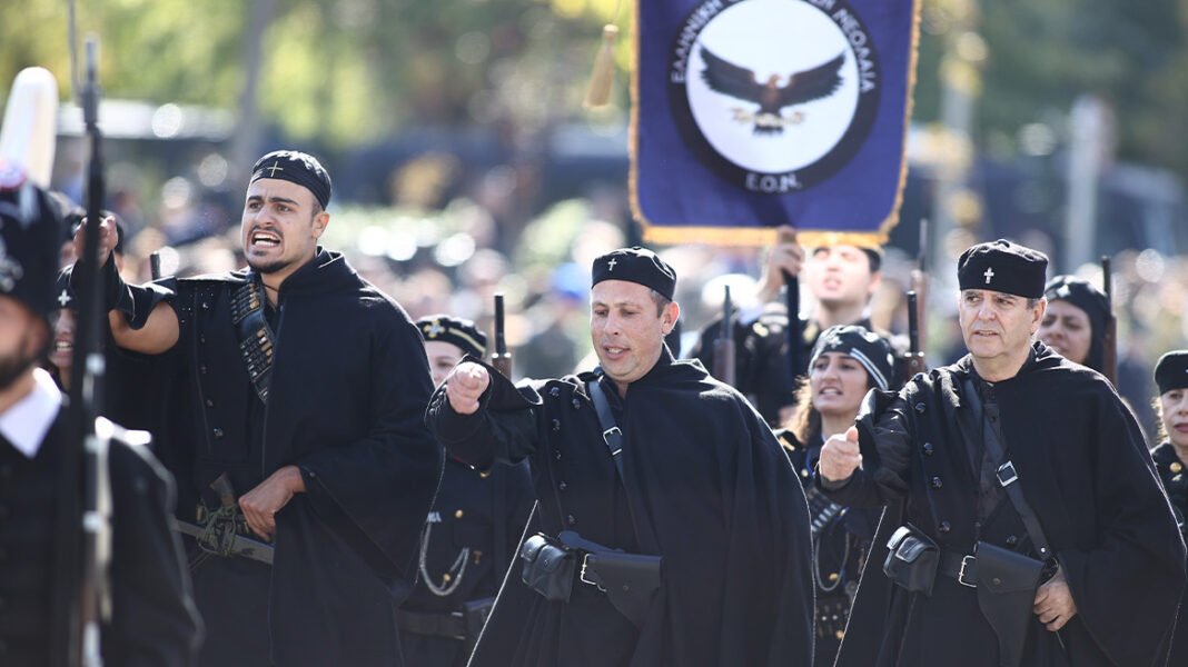 Καταγγελία Νίκου Παπανδρέου: Ακροδεξιά oργάνωση έλαβε μέρος στην στρατιωτική παρέλαση της Θεσσαλονίκης