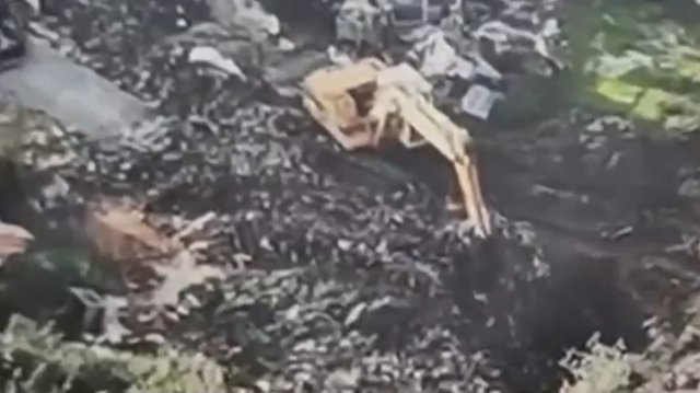 Βίντεο από τη στιγμή που θάβουν τόνους από ζωικά απόβλητα κοντά στον Λούρο ποταμό