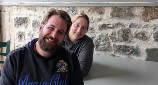 Φουρνά-Ευρυτανίας:-Η-Βασιλική-και-ο-Στέφανος,-νέοι-κάτοικοι-του-χωριού-που-ζωντάνεψε-ξανά,-άνοιξαν-τη-δική-τους-επιχείρηση