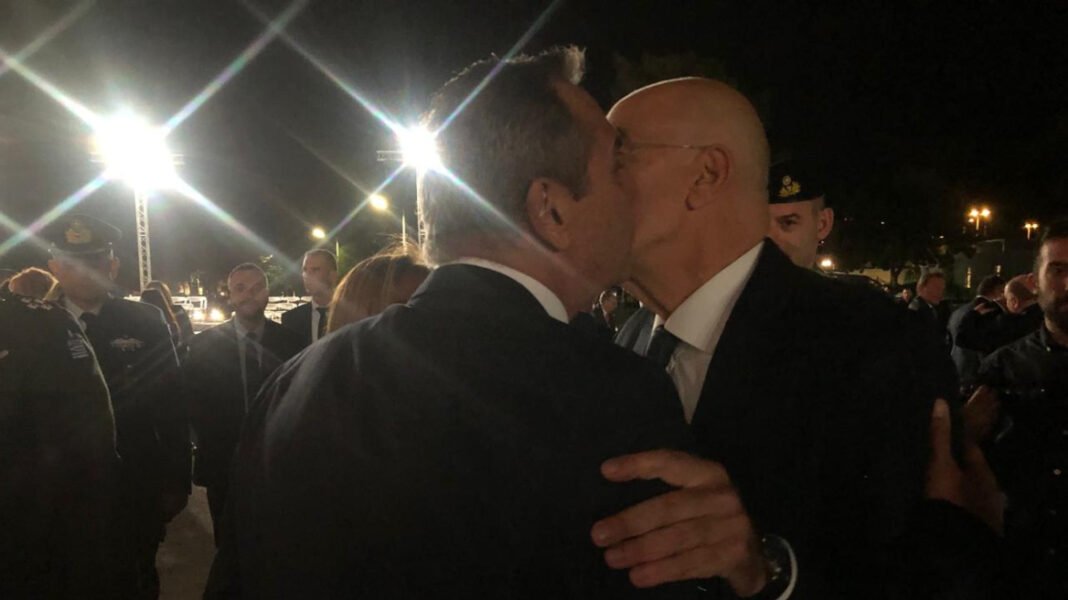 Τα φιλιά και ο διάλογος Δένδια με τον Καμμένο: Δεν σε γνώρισα – Μετά το κτήριο, άλλαξα κι εγώ