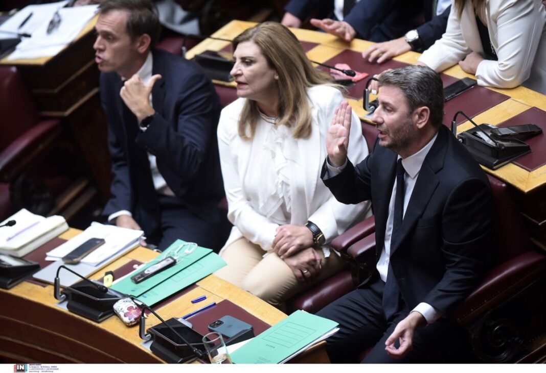 ΠΑΣΟΚ: Προσπάθεια για φυγή προς τα εμπρός – Τα βλέμματα στρέφονται στη συνεδρίαση της Πολιτικής Γραμματείας της ΚΟΕΣ