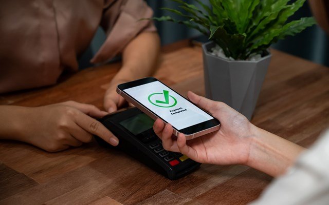 Πλήρης επικράτηση του ψηφιακού χρήματος – Εννέα στις δέκα συναλλαγές ανέπαφες – Μία στις τέσσερις αγορές μέσω smartphone
