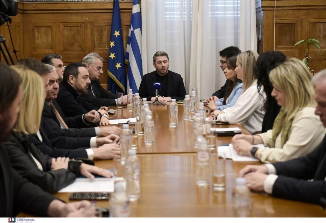 ΠΑΣΟΚ:-Διαρκείς-εσωκομματικές-τριβές-–-Επιχείρηση-αλλαγής-της-ατζέντας-από-τον-Ανδρουλάκη