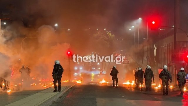Επίθεση με μολότοφ σε ΜΑΤ στο κέντρο της Θεσσαλονίκης, ζημιές σε αυτοκίνητα