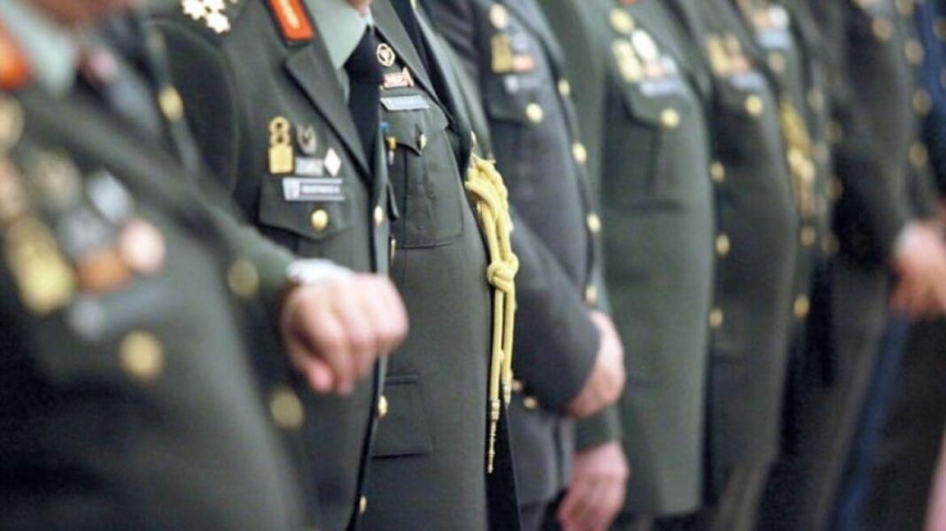 Αυξήσεις και αναδρομικά για 150.000 ένστολους μέσα στις γιορτές