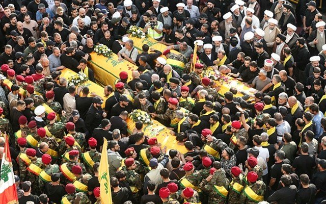 Λίβανος:-Εκατοντάδες-πολίτες-στις-κηδείες-των-μελών-της-Χεζμπολάχ
