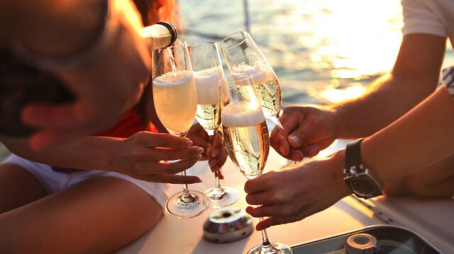 Συνελήφθη-Σύρος-για-διακίνηση-μεταναστών-–-Η-βιτρίνα-των-πολυτελών-πάρτι-σε-γιοτ