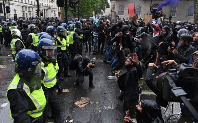 Βρετανία: Η κυβέρνηση προωθεί νέο νομοσχέδιο που θα απαγορεύει τις διαδηλώσεις έξω από τα σπίτια εκλεγμένων αξιωματούχων