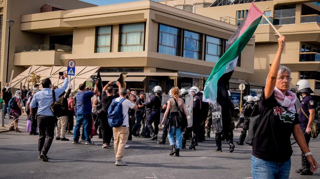 Σούδα: Επεισόδια μεταξύ διαδηλωτών και ΜΑΤ σε συγκέντρωση κατά του κρουαζιερόπλοιου με Ισραηλινούς – Δείτε βίντεο και φωτογραφίες