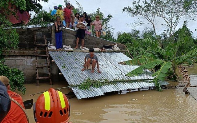 Φιλιππίνες: 6 νεκροί από συντριβή στρατιωτικού ελικοπτέρου που μετέφερε βοήθεια στους πληγέντες του τυφώνα Καλμάγκι