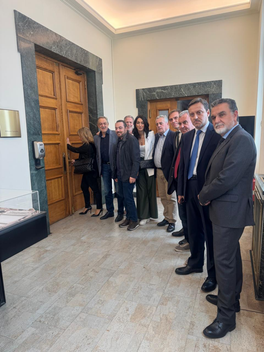 Βουλή: Αντιδράσεις από ΠΑΣΟΚ και ΣΥΡΙΖΑ για την αναβολή της συνεδρίασης για τα ΕΛΤΑ