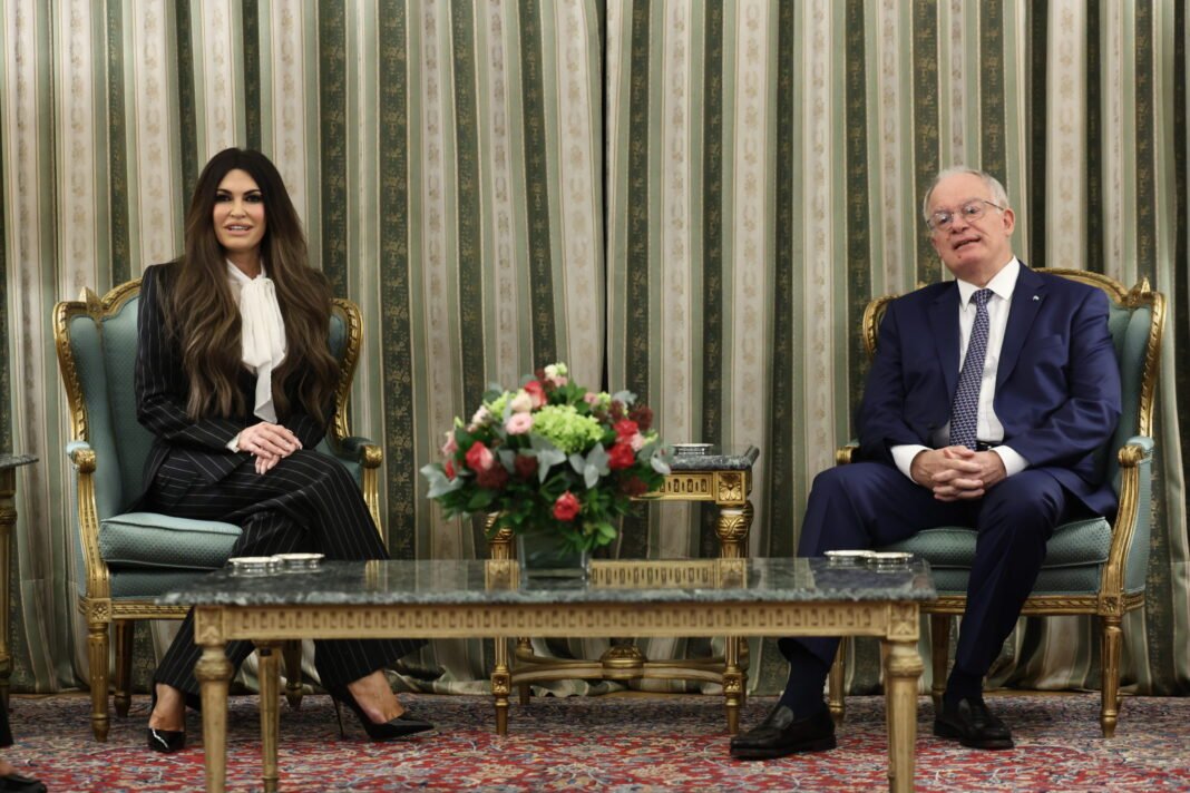 Κίμπερλι-Γκιλφόιλ:-Ο-διάλογος-με-τον-Κωνσταντίνο-Τασούλα-στο-Προεδρικό-Μέγαρο-–-Η-ατάκα-για-τον-μήνα-του-μέλιτος-και-τον…-νέο-σύζυγο