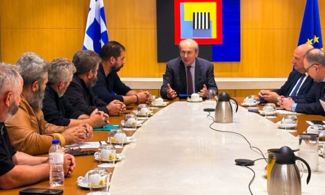 Συνάντηση Χατζηδάκη και Τσιάρα με εκπροσώπους κτηνοτρόφων της Κρήτης: «Γίνεται μεγάλη προσπάθεια για να γίνουν γρήγορα πολύ συγκεκριμένες πληρωμές»