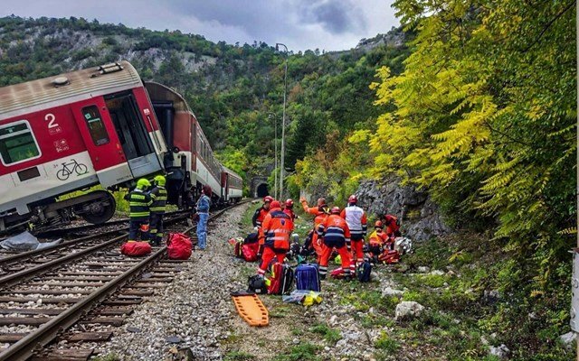 Σλοβακία: Σύγκρουση δύο τρένων κοντά στη Μπρατισλάβα – Αναφορές για τραυματίες Σλοβακία:-Σύγκρουση-δύο-τρένων-κοντά-στη-Μπρατισλάβα-–-Αναφορές-για-τραυματίες