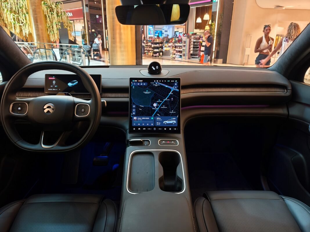 Ντεμπούτο στην Ελλάδα για τη NIO, τη νέα premium μάρκα – Δείτε μοντέλα και τιμές – Η NIO, μία νέα premium μάρκα, έκανε την επίσημη πρεμιέρα της στην Ελλάδα. Η εκδήλωση παρουσίασης πραγματοποιήθηκε στο Μουσείο Βορρέ, σηματοδοτώντας την έναρξη της εμπορικής