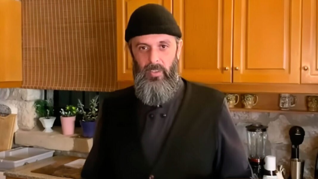 Στο-κινητό-του-πατέρα-Παρθένιου-τα-μυστικά-του-κυκλώματος-με-τα-ναρκωτικά-και-τους-μετανάστες-–-Ο-ρόλος-της-52χρονης-που-κινούσε-τα-νήματα