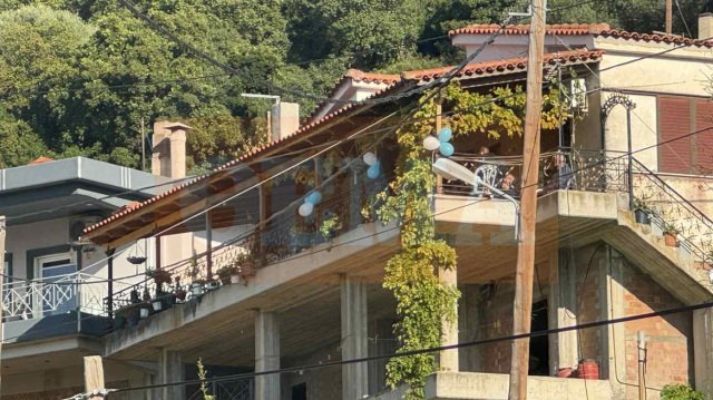 Θρήνος στο σπίτι του μικρού Ανδρέα στην Αχαΐα – Με λευκά και μπλε μπαλόνια στο μπαλκόνι ετοιμάζονται να τον αποχαιρετήσουν