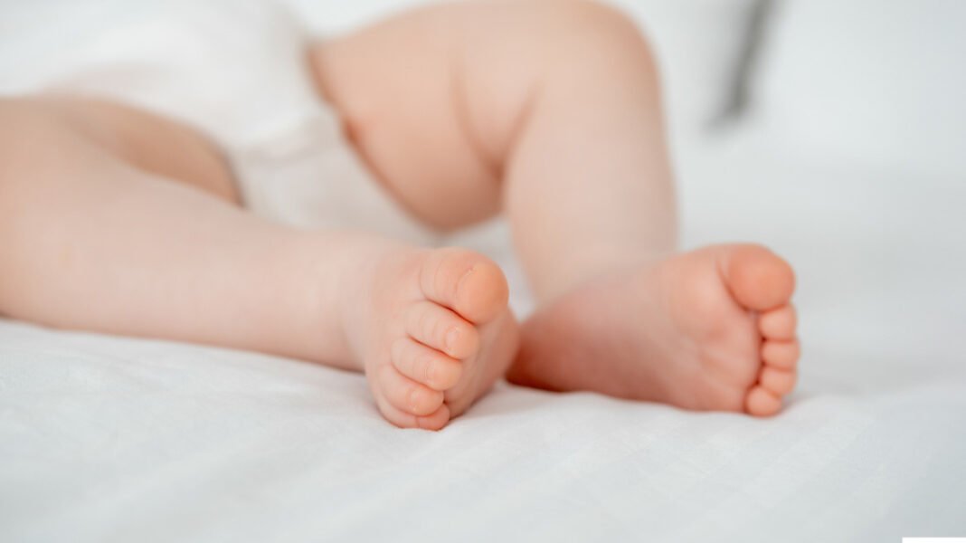 Θεσσαλονίκη: Κακοποιούσε το 6 μηνών βρέφος της, του προκάλεσε μόνιμη αναπηρία και καταδικάστηκε σε 3 χρόνια αλλά με αναστολή