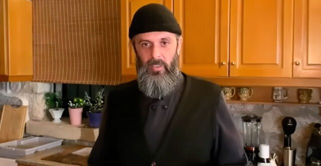 Νέες αποκαλύψεις για τον ρασοφόρο Youtuber και τον συνεργάτη του: «Έμεναν σε ένα σπίτι… να πάθεις πλάκα»