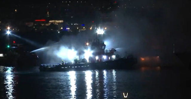 Φωτιά-τα-ξημερώματα-σε-3-σκάφη-στην-Ακτή-Θεμιστοκλέους