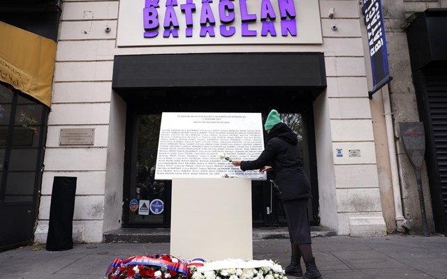 Δέκα-χρόνια-από-τις-τρομοκρατικές-επιθέσεις-στο-Παρίσι-–-Η-Γαλλία-θρηνεί-τους-νεκρούς-της