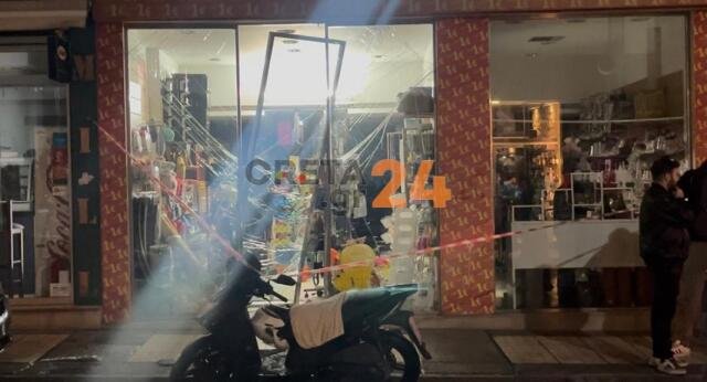 Αυτοκίνητο έπεσε σε κατάστημα στο Ηράκλειο – Διέλυσε τη βιτρίνα του