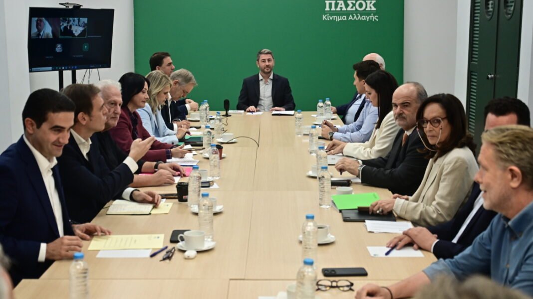 Ο Γερουλάνος επιμένει στα «καρφιά» προς τον Ανδρουλάκη και ανοίγει ατζέντα θέσεων για τη σύγκρουση στο Συνέδριο