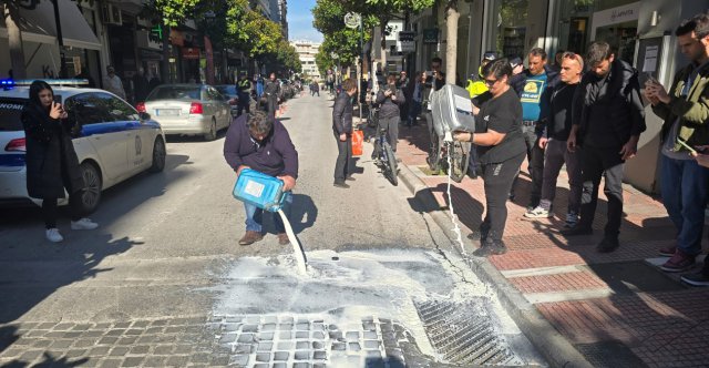 Λάρισα:-Κτηνοτρόφοι-έριξαν-γάλα-έξω-από-το-πολιτικό-γραφείο-του-Κέλλα,-δείτε-βίντεο