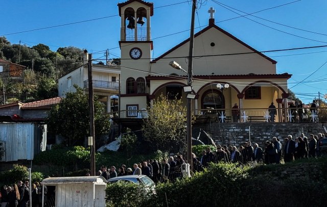 Ράγισαν-καρδιές-στην-κηδεία-του-3χρονου-Ανδρέα-στη-δυτική-Αχαΐα:-«Πού-είσαι-αγάπη-μου»-φώναζε-η-μητέρα-του