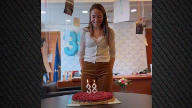 Γενέθλια-στο-γραφείο-για-τη-Δόμνα-Μιχαηλίδου-–-Γιόρτασε-τα-38-με-την-οικογένεια-και-συνεργάτες-της