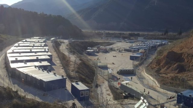 Καρέ καρέ η στιγμή που επιχειρείται η ομαδική απόδραση από την κλειστή δομή στη Σιντική Σερρών