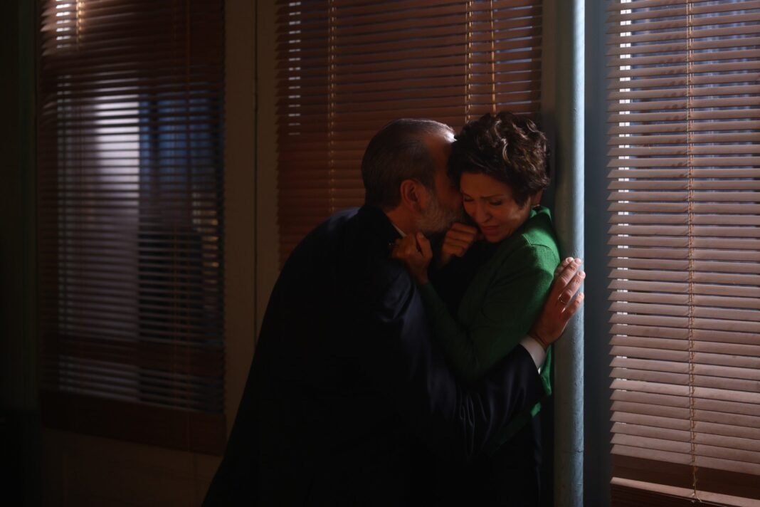 Άγιος-Έρωτας:-Ο-Μαρκόπουλος-επιτίθεται-στη-Θάλεια