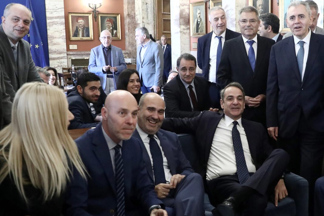 Κυριάκος Μητσοτάκης: Ο καφές στο εντευκτήριο της Βουλής με βουλευτές της ΝΔ – Τα «πηγαδάκια», η βελόνα και το χρονοδιάγραμμα για τις εκλογές