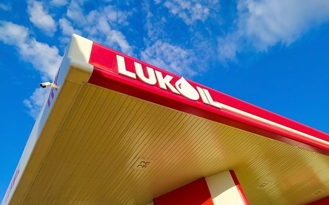 Βουλγαρία: Kέρδισε αναστολή των βρετανικών κυρώσεων σε διυλιστήρια της Lukoil – Αναμένει παρόμοια απόφαση των ΗΠΑ