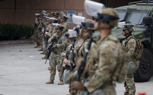 NYT: Το Πεντάγωνο αποσύρει την Εθνοφρουρά από Σικάγο και Πόρτλαντ
