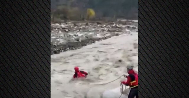 Κακοκαιρία στα Τζουμέρκα: Κρίσιμη διάσωση πυροσβέστη της ΕΜΑΚ που παρασύρθηκε σε ποταμό, σώθηκε χάρη στο σχοινί ασφαλείας