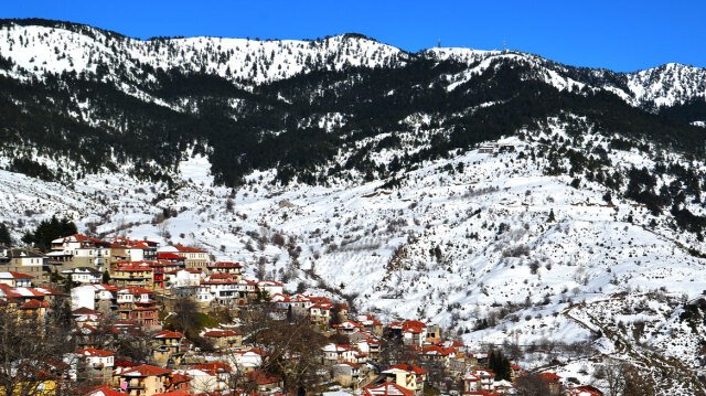 Έπεσαν τα πρώτα χιόνια στα ορεινά – Στα λευκά ντύνονται χιονοδρομικά κέντρα σε Ήπειρο και Μακεδονία (δείτε βίντεο και φωτογραφίες)