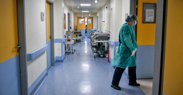 ΕΟΔΥ: 138 νέες εισαγωγές και 12 θάνατοι από Covid την τελευταία εβδομάδα – Δύο νέα σοβαρά κρούσματα γρίπης