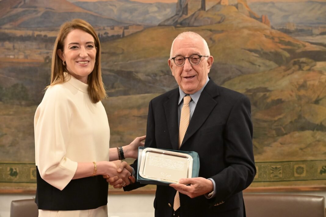 Συνάντηση Κακλαμάνη-Μέτσολα: «Όχι» σε περικοπές στους αγρότες – «Όχι» σε διαιρεμένη Κύπρο